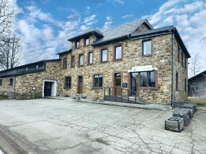 an old brick building with a driveway in front of it at Le GitAnne in Sourbrodt