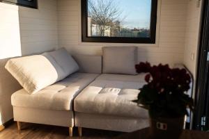 a living room with a couch and a window at Dolce Casa 2 by Tiny Away in Rigutino