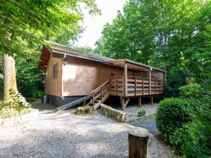 Eine Hütte im Wald mit großer Terrasse in der Unterkunft lOrée in Biron