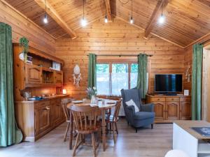 eine Küche und ein Esszimmer mit Tisch und Stühlen in der Unterkunft lOrée in Biron