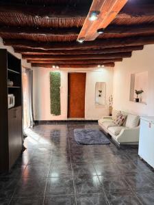 a living room with a couch and a wooden ceiling at Mis Montañas in Tinogasta