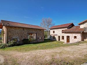 an old stone house with a yard in front of it at Gîte rustique 6 pers avec cheminée et grand jardin, animaux acceptés - FR-1-496-61 in Les Salles