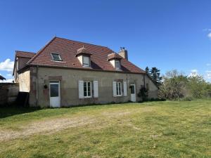 an old house with a grass field in front of it at Gîte de charme à la campagne - 6 pers. - FR-1-489-17 in Bagneux
