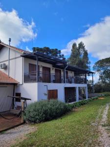 a white house with a yard in front of it at Invernada Blessmann - Hotel Fazenda in Vespasiano Corrêa