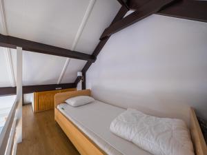 a small bedroom with a bed in a room at Westenwind - Nr. 3 + park. in Middelkerke