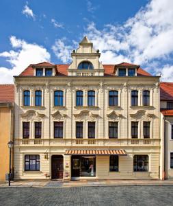 een groot wit gebouw met een rood dak bij Pension Wehner in Torgau