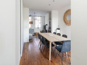 a dining room and living room with a table and chairs at Notre Dame in Nieuwpoort