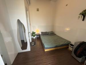 a small bedroom with a bed and a mirror at Mây 2 homestay Phan Rang in Bắc Sớn