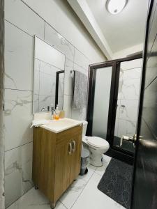 a bathroom with a sink and a toilet at Borde del lago in Panajachel