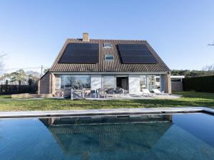 a house with solar panels on the roof at Maison Odille in Sint-Laureins
