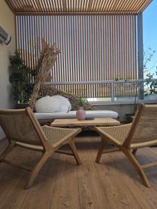 a patio with a table and two chairs and a bed at למרגלות הגלבוע in Gid‘ona