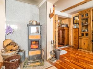 A kitchen or kitchenette at Waltraud