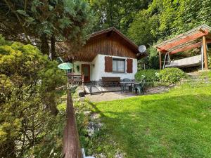 a small house with a picnic table in a yard at Knusperhäuschen in Engenstein