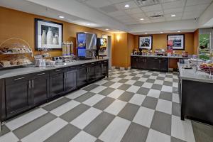a large room with a buffetasteryasteryasteryasteryasteryasteryasteryasteryasteryastery at Hampton Inn and Suites Ada in Ada