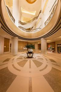 a lobby with a fountain in the middle of a building at Hilton Tokyo Odaiba in Tokyo +208 photos