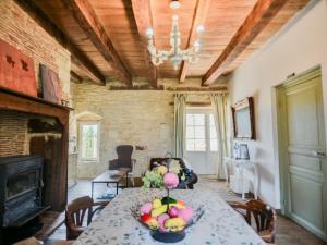 a dining room with a table with a bowl of fruit on it at Lavende in Dégagnac