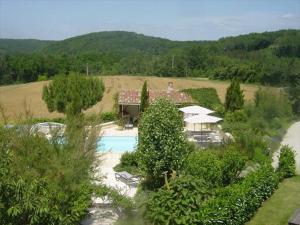 an aerial view of a house with a swimming pool at Tournesol in Dégagnac