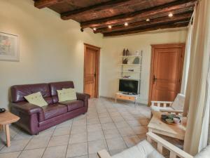 a living room with a couch and a tv at Tournesol in Dégagnac