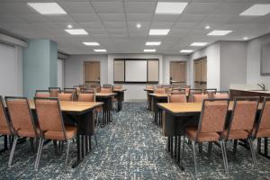 an empty lecture room with tables and chairs at Hampton Inn Yemassee/Point South, Sc in Yemassee +23 photos