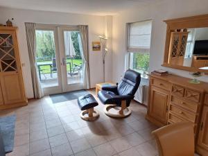 a living room with a chair and a table at Graspieper in Zonnemaire