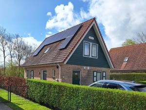 a house with solar panels on top of it at Graspieper in Zonnemaire