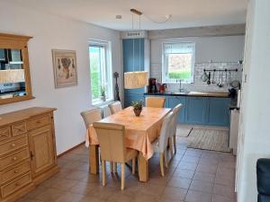 a kitchen and dining room with a table and chairs at Graspieper in Zonnemaire