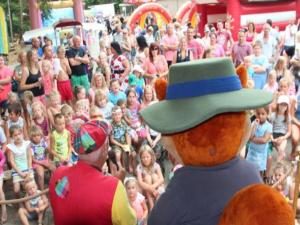 Ein Teddybär mit Hut vor einer Menge Kinder in der Unterkunft Easy Chalet in Vessem + 18 Fotos