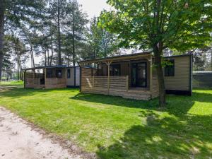 a couple of modular homes in a yard at Boslodge in Vessem