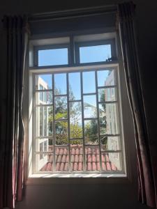 an open window with a view of a building at Nhà nghỉ Bình Long in Thiện Chánh (1)