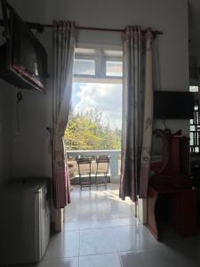 a room with a window with a view of a table at Nhà nghỉ Bình Long in Thiện Chánh (1)