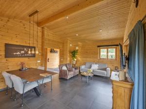 a living room with a table and a couch at Bie Leentje op de wei in Schinnen