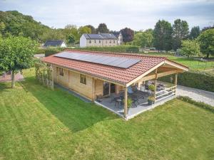 an overhead view of a house with a solar roof at Bie Leentje op de wei in Schinnen