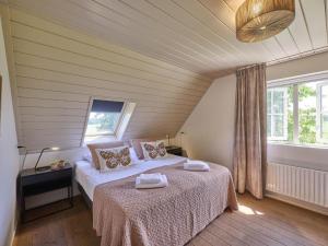 a bedroom with two beds and a window at Pure Rust in Holten