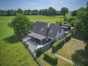 an overhead view of a house with a roof at Pure Rust in Holten
