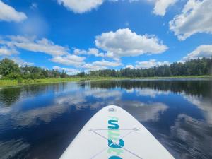 a view from the back of a paddle boat on a lake at Refuge Boréal - Bord du lac paisible in Saint-Ambroise