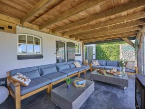 a living room with a blue couch and tables at Pure Rust in Holten