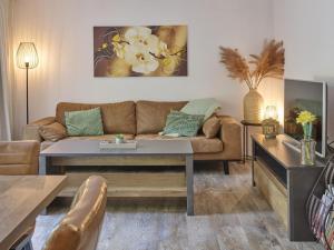 a living room with a couch and a table at De Linde in Nunspeet