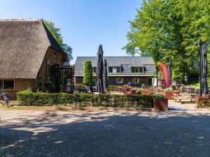 a building with a yard with a building at De Fazant in Hulshorst