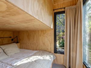 a small bedroom with a bed and a window at Mos in Nunspeet