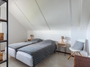 a bedroom with two beds and a white ceiling at Schippershuis Stavoren in Stavoren