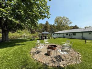 a group of chairs and a fire pit in a yard at Great Lakes Resort - Family Suite - Suite 1 in Lexington
