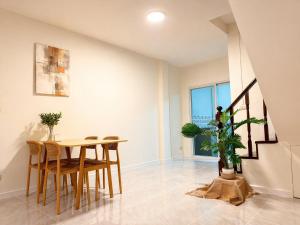 a dining room with a table and chairs at Nipat home petfriendly in Ban Khlong Prawet