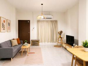 a living room with a couch and a tv at Nipat home petfriendly in Ban Khlong Prawet