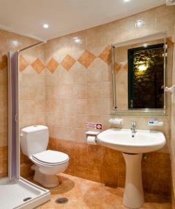 een badkamer met een toilet en een wastafel bij Marianna in Nafplio