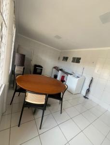 a kitchen with a table and chairs in a room at Casa ampla e confortável in Mossoró +3 photos
