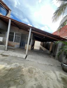 a building with a garage with a roof at Casa ampla e confortável in Mossoró
