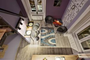 einen Blick über ein Wohnzimmer mit lilafarbenen Wänden in der Unterkunft Rakoczi Studios in Budapest