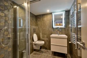 un bagno con wc, lavandino e doccia di Rakoczi Studios a Budapest