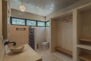 ein Badezimmer mit Waschbecken, Toilette und Fenster in der Unterkunft Villas Marlé in Mococha + 135 Fotos