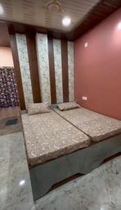a large bed in a room with a wall at Shree ram lodge in Maihar